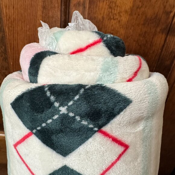 NWT PINK Victoria's Secret Argyle Cozy Plush Blanket 50" x 60" - Picture 3 of 7